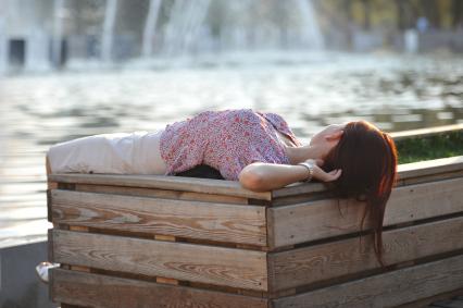 Парк Горького. На снимке: девушка отдыхает у фонтана.
