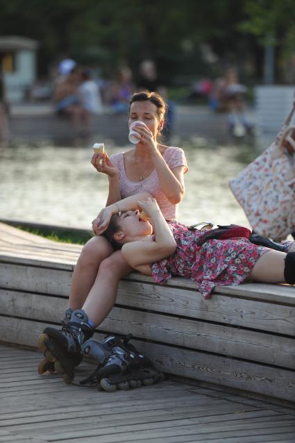 Парк Горького. На снимке: девушки едят мороженое.