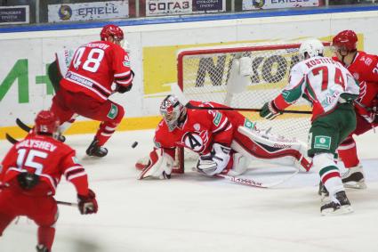 Матч КХЛ: \"Автомобилист\" 3-5 \"АК Барс\" (Казань). ХК Автомобилист №21 Якуб Коварж