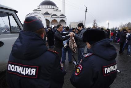 Мусульмане собираются на утреннюю молитву у Медной мечети в Верхней Пышме, во время празднования Курбан-байрама