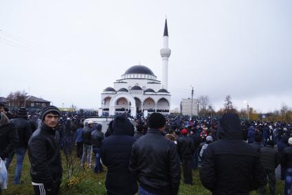 Мусульмане собираются на утреннюю молитву у Медной мечети в Верхней Пышме, во время празднования Курбан-байрама