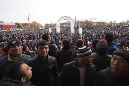 Мусульмане собираются на утреннюю молитву у Медной мечети в Верхней Пышме, во время празднования Курбан-байрама