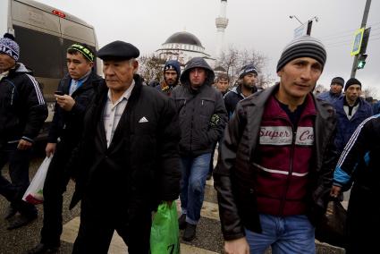 Мусульмане переходят дорогу после утренней молитвы (намаз) в Медной мечети имени Имама аль Бухори в Верхней Пышме, во время празднования Курбан-байрама