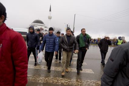 Мусульмане переходят дорогу после утренней молитвы (намаз) в Медной мечети имени Имама аль Бухори в Верхней Пышме, во время празднования Курбан-байрама