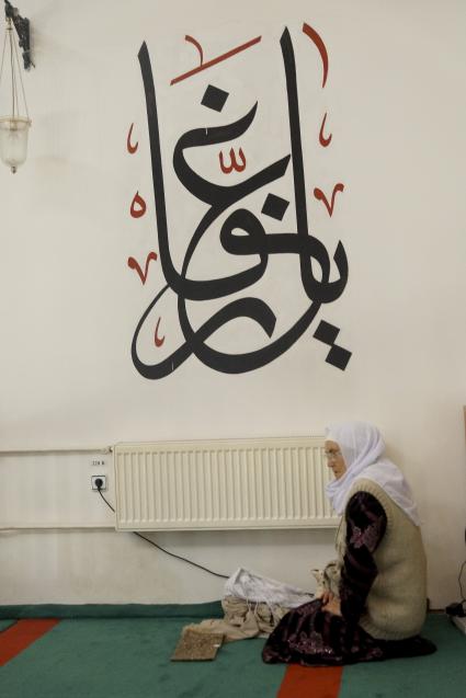 Женщина-мусульманка молится отдельно от мужчин в день праздника жертвоприношения Курбан-байрам в Медной мечети имени имама Исмаила аль-Бухари в городе Верхняя Пышма