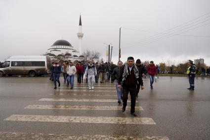 Мусульмане переходят дорогу после утренней молитвы (намаз) в Медной мечети имени Имама аль Бухори в Верхней Пышме, во время празднования Курбан-байрама