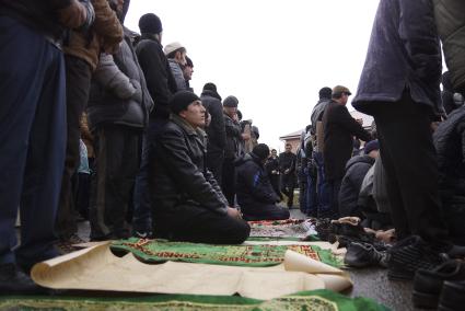 Мусульмане собираются на утреннюю молитву у Медной мечети в Верхней Пышме, во время празднования Курбан-байрама