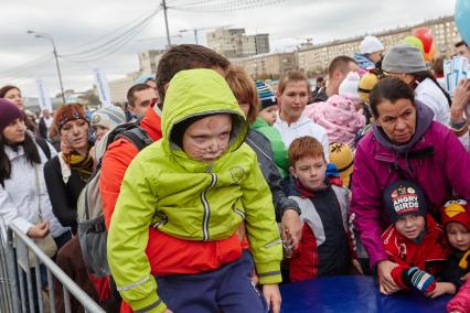 Участники благотворительного забега в Парке Горького.