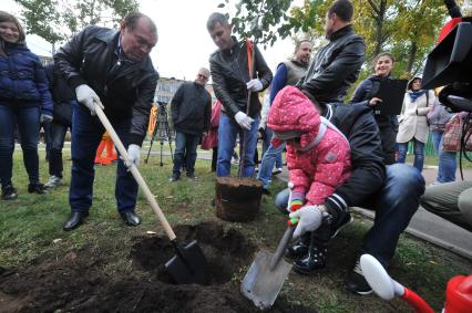 Акция КП `Сделаем Москву парком` в Таганском районе. На снимке: заместитель мэра Москвы по вопросам жилищно-коммунального хозяйства и благоустройства Петр Бирюков (слева).