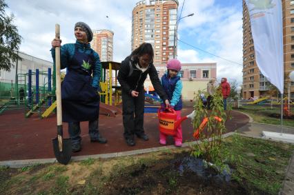 Акция КП `Сделаем Москву парком` в Таганском районе. На снимке: директор по продвижению газеты КП Наталья Алешина (слева) и специальный корреспондент КП Наталья Варсегова (Ко) с дочкой Ксенией.