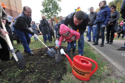 Акция КП `Сделаем Москву парком` в Таганском районе. На снимке: заместитель мэра Москвы по вопросам жилищно-коммунального хозяйства и благоустройства Петр Бирюков (слева).