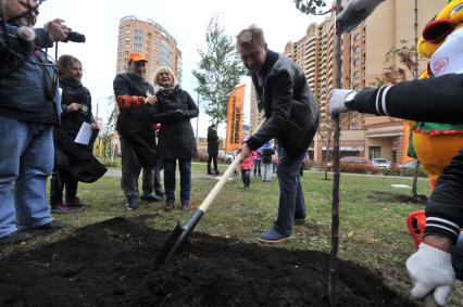 Акция КП `Сделаем Москву парком` в Таганском районе. На снимке (справа налево): корреспондент КП Александра Крылова, заместитель редактора радио КП Антон Кочелаев (Челышев), директор питомника Савватеевых Ирина Савватеева и руководитель Департамента природопользования и охраны окружающей среды Москвы Антон Кульбачевский.