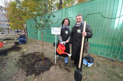 Акция КП `Сделаем Москву парком` в Таганском районе. На снимке: заместитель генерального директора по взаимодействию с органами власти Светлана Алаева и заместитель главного редактора КП Николай Ефимович.