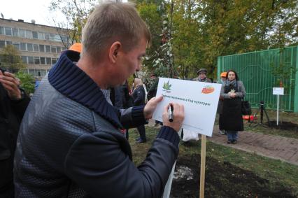 Акция КП `Сделаем Москву парком` в Таганском районе. На снимке: руководитель Департамента природопользования и охраны окружающей среды Москвы Антон Кульбачевский (слева).