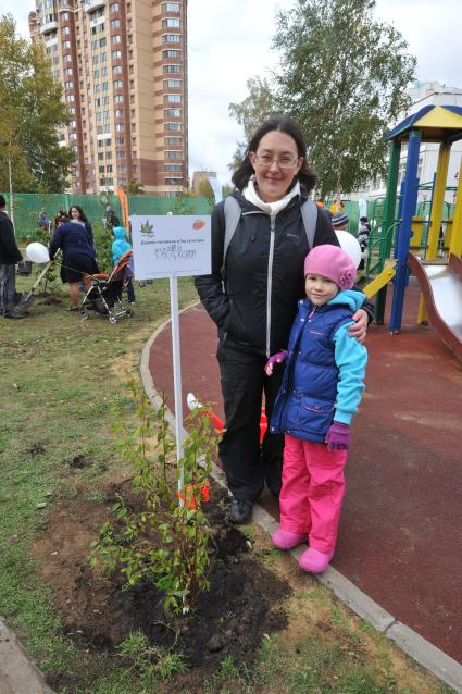 Акция КП `Сделаем Москву парком` в Таганском районе. На снимке: специальный корреспондент КП Наталья Варсегова (Ко) с дочкой Ксенией.