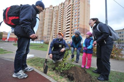 Акция КП `Сделаем Москву парком` в Таганском районе. На снимке (слева направо): специальный корреспондент КП Наталья Варсегова (Ко) с дочкой Ксенией и директор по продвижению газеты КП Наталья Алешина.