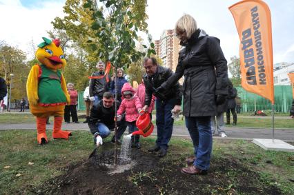 Акция КП `Сделаем Москву парком` в Таганском районе. На снимке: заместитель мэра Москвы по вопросам жилищно-коммунального хозяйства и благоустройства Петр Бирюков (второй справа) и директор питомника Савватеевых Ирина Савватеева (справа).