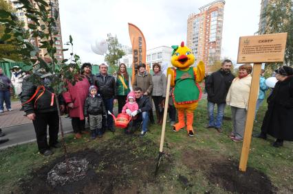 Акция КП `Сделаем Москву парком` в Таганском районе. На снимке: заместитель мэра Москвы по вопросам жилищно-коммунального хозяйства и благоустройства Петр Бирюков (второй слева).