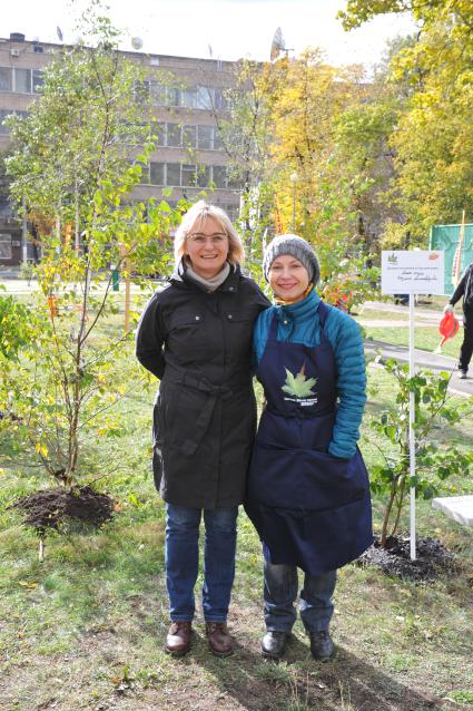 Акция КП `Сделаем Москву парком` в Таганском районе. На снимке: директор питомника Савватеевых Ирина Савватеева (слева) и директор по продвижению газеты КП Наталья Алешина.