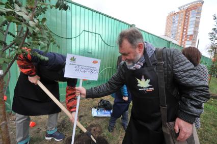 Акция КП `Сделаем Москву парком` в Таганском районе. На снимке:  заместитель главного редактора КП Николай Ефимович.