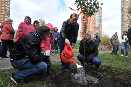 Акция КП `Сделаем Москву парком` в Таганском районе. На снимке: заместитель мэра Москвы по вопросам жилищно-коммунального хозяйства и благоустройства Петр Бирюков (второй справа) и директор питомника Савватеевых Ирина Савватеева (справа).