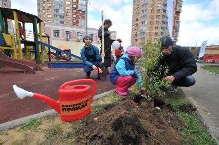 Акция КП `Сделаем Москву парком` в Таганском районе. На снимке:  директор по продвижению газеты КП Наталья Алешина (слева) и дочка специального корреспондента КП Натальи Варсеговой (Ко) Ксения.