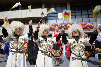 В Ставрополе открылся Дом дружбы. Дети в национальных костюмах с кинжалами.