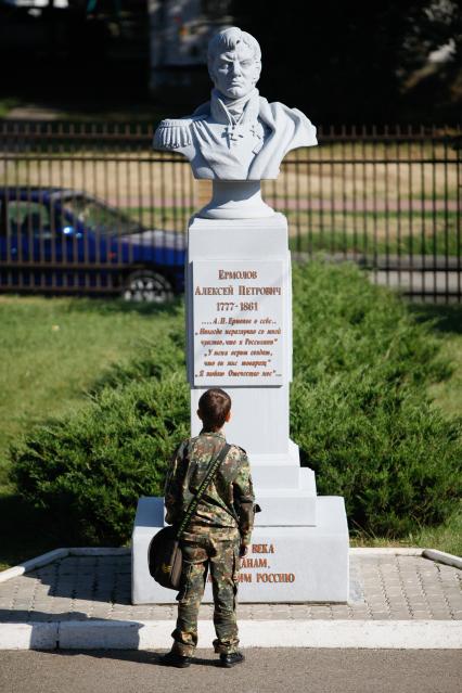 Кадетская школа имени генерала А.П Ермолова. Кадет около памятника Ермолову.