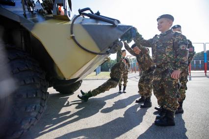 Кадетская школа имени генерала А.П Ермолова. Кадеты у военной техники.