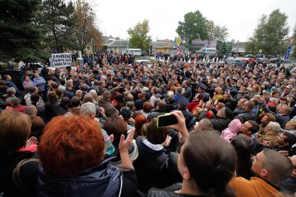 Несанкционированный сход граждан в Минеральных водах, вызванный резонансной массовой дракой со смертельным исходом в центральной районной больнице.