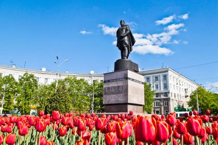 Памятник дважды герою Советского Союза генералу Ивану Даниловичу Черняховскому (скульптор Н. В. Томский).