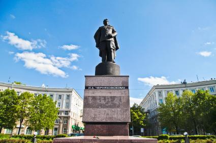 Памятник дважды герою Советского Союза генералу Ивану Даниловичу Черняховскому (скульптор Н. В. Томский).