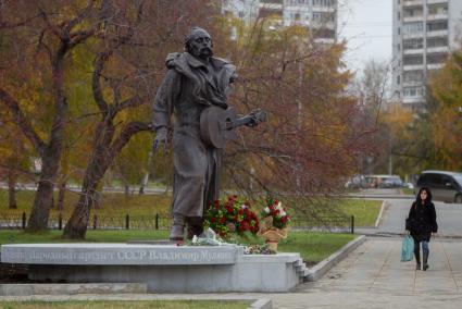 Памятник народному артисту СССР Владимиру Мулявину (Ансамбль \"Песняры\") в Екатеринбурге у кинотеатра \"Космос\"