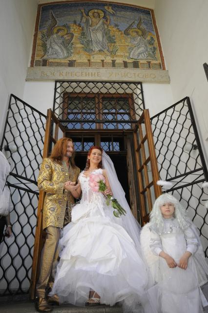 Венчание фигуристки Марины Анисиной и актеры Никиты Джигурды в Даниловском монастыре.