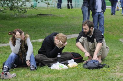 Музей-заповедник Коломенское. На снимке: люди отдыхают на траве.