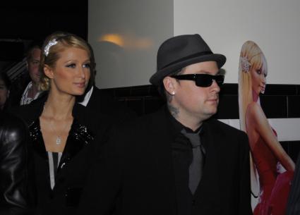 Презентация духов `Paris Hilton Can Can` в в Wall Street Bar. На снимке: певица, актриса Пэрис Хилтон и ее бойфренд, участник группы `Good Charlotte` Бенджи Мэдден.