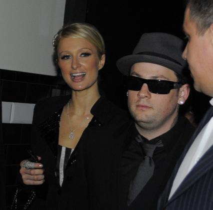 Презентация духов `Paris Hilton Can Can` в в Wall Street Bar. На снимке: певица, актриса Пэрис Хилтон и ее бойфренд, участник группы `Good Charlotte` Бенджи Мэдден.