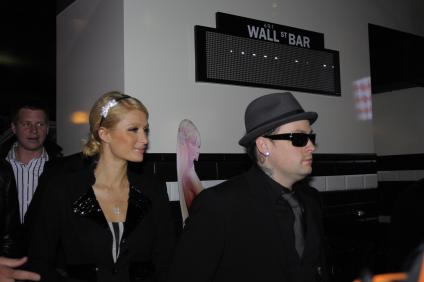 Презентация духов `Paris Hilton Can Can` в в Wall Street Bar. На снимке: певица, актриса Пэрис Хилтон и ее бойфренд, участник группы `Good Charlotte` Бенджи Мэдден.