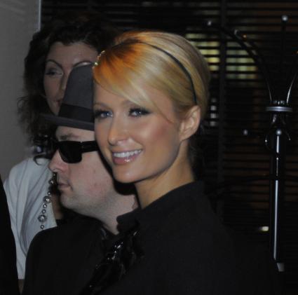 Презентация духов `Paris Hilton Can Can` в в Wall Street Bar. На снимке: певица, актриса Пэрис Хилтон и ее бойфренд, участник группы `Good Charlotte` Бенджи Мэдден.