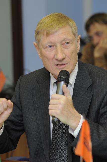 Пресс-центр ИД `Комсомольская правда`. Круглый стол: `Востребованные специальности-2008`. На снимке: первый проректор РУДН Александр Ефремов.