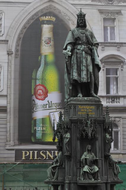 Виды Праги. На снимке: памятник Карлу IV.