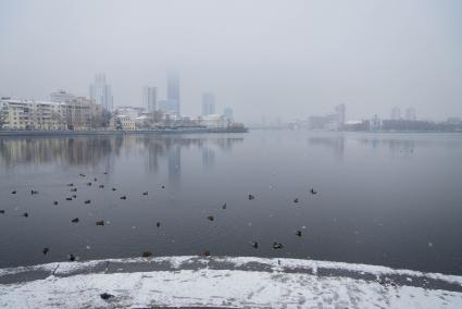 вид на городской пруд в Екатеринбурге во время снегопада