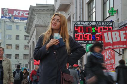 Девушка с деньгами около операционной кассы у м. `Белорусская`.