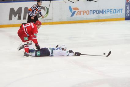 Хоккейный матч КХЛ: \"Автомобилист\" 1-0 \"Югра\" (Ханты-Мансийск). ХК Автомобилист №11 Эдуард Левандовский ХК Югра №3 Филип Ларсен