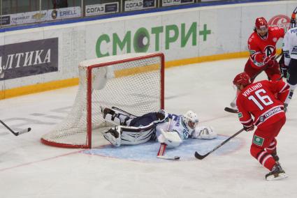 Хоккейный матч КХЛ: \"Автомобилист\" 1-0 \"Югра\" (Ханты-Мансийск). ХК Югра №35 Степан Горячевских