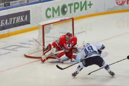 Хоккейный матч КХЛ: \"Автомобилист\" 1-0 \"Югра\" (Ханты-Мансийск). ХК Автомобилист №21 Якуб Коварж ХК Югра №49 Бен Максвел