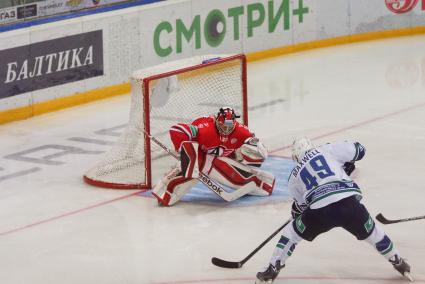 Хоккейный матч КХЛ: \"Автомобилист\" 1-0 \"Югра\" (Ханты-Мансийск). ХК Автомобилист №21 Якуб Коварж ХК Югра №49 Бен Максвел