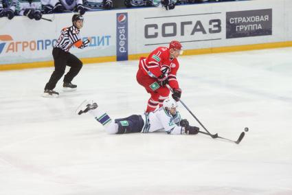 Хоккейный матч КХЛ: \"Автомобилист\" 1-0 \"Югра\" (Ханты-Мансийск). ХК Автомобилист №11 Эдуард Левандовский ХК Югра №3 Филип Ларсен