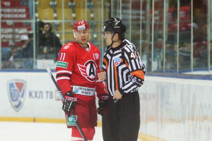 Хоккейный матч КХЛ: \"Автомобилист\" 1-0 \"Югра\" (Ханты-Мансийск). ХК Автомобилист №11 Эдуард Левандовский