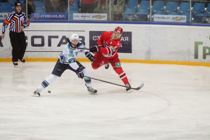 Хоккейный матч КХЛ: \"Автомобилист\" 1-0 \"Югра\" (Ханты-Мансийск). ХК Автомобилист №8 Никита Трямкин, ХК Югра №16 Андрей Чибисов